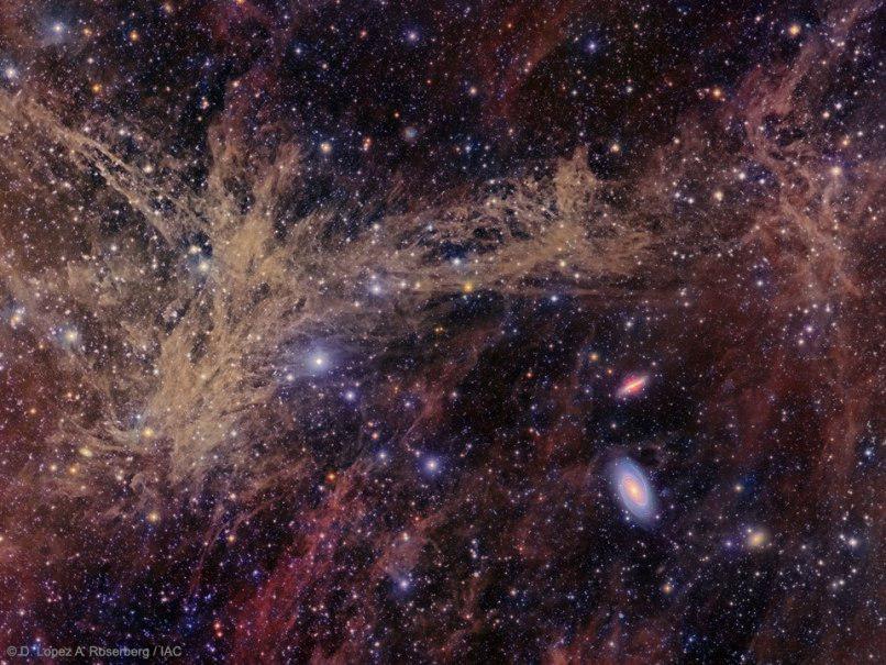 گروه کهکشانی M81 در امتداد سحابی شار