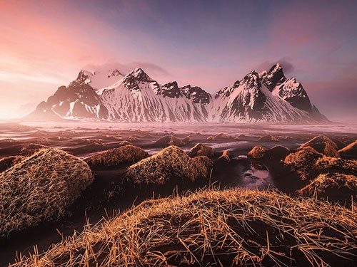 غروب صورتی رنگ آفتاب در ارتفاعات ایسلند